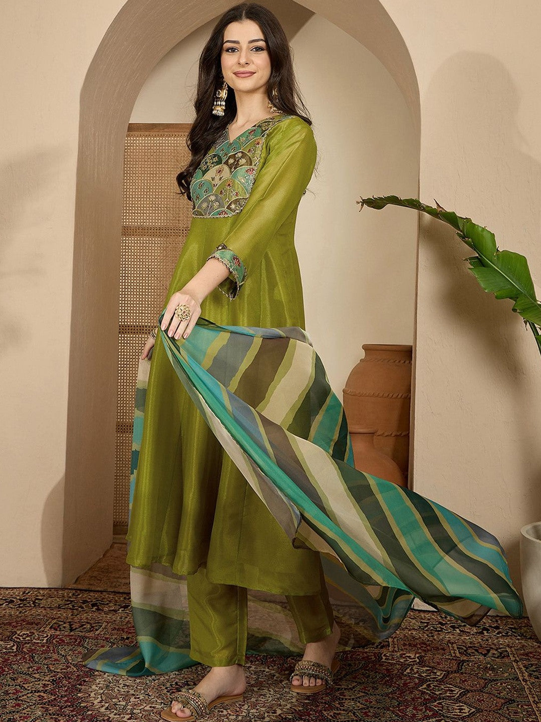 Women Printed Silk Blend Kurta Sets