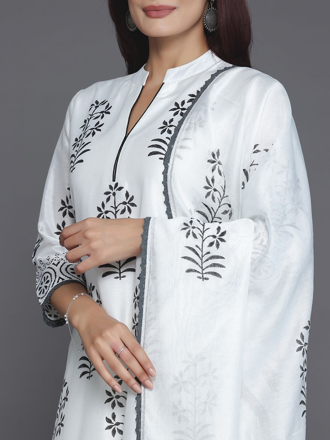 Women Floral Printed Regular Kurta with Trousers & With Dupatta