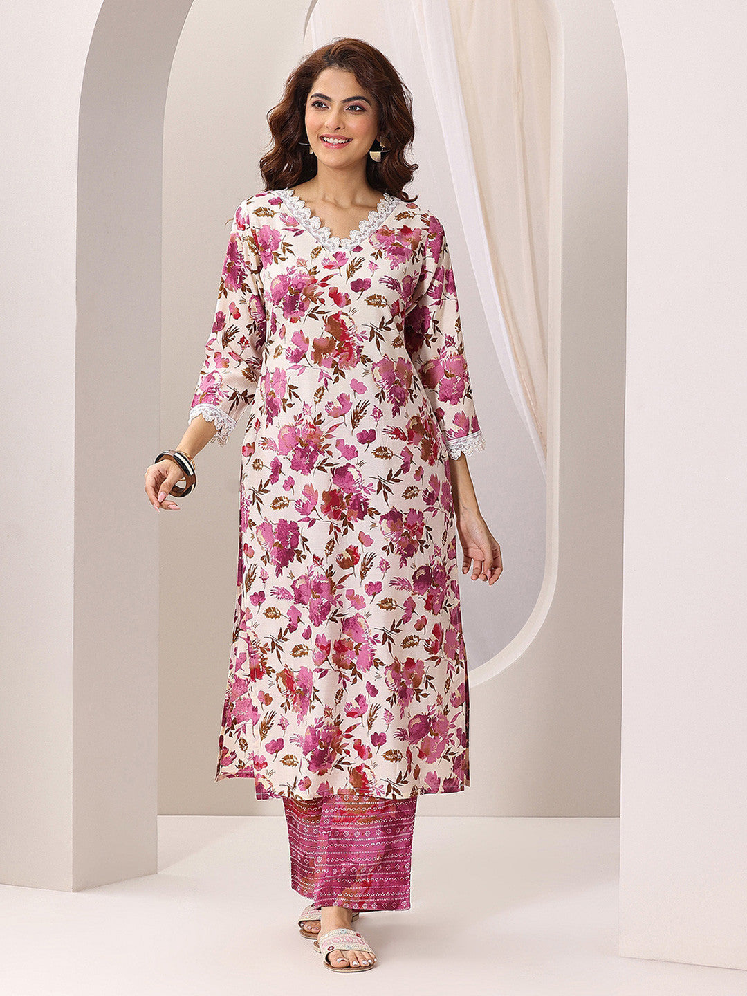 Women Floral Printed Regular Kurta with Trousers
