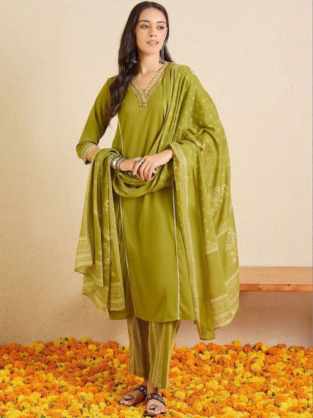 Dhiyona IE Women Ethnic Motifs Regular Thread Work Pure Cotton Kurta with Trousers & With Dupatta
