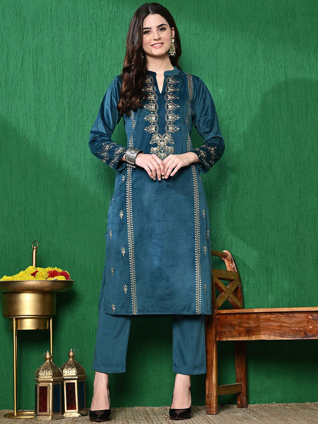 Dhiyona SN Ethnic Motifs Winter Velvet Straight Kurta & Trouser