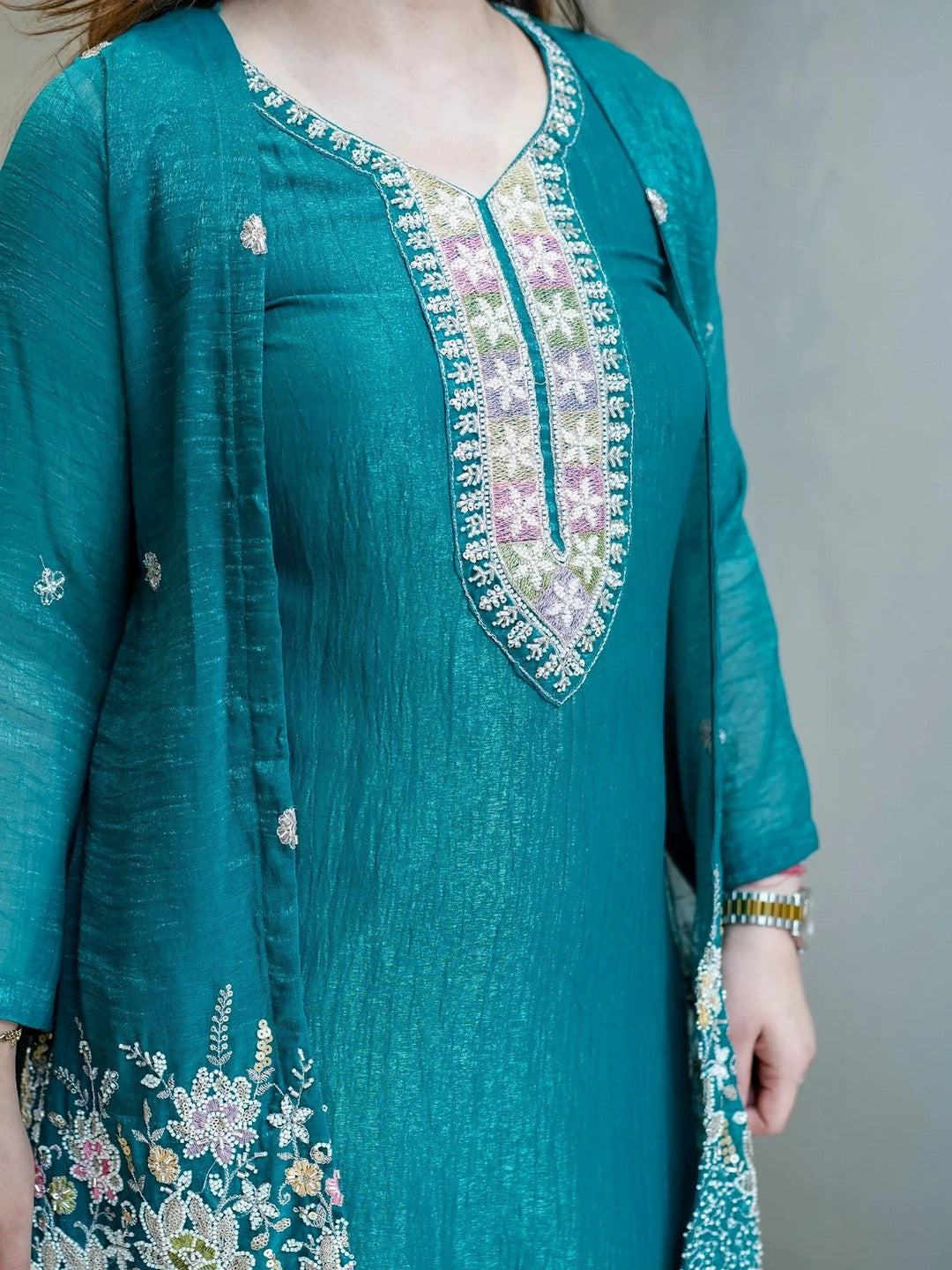 Women Ethnic Motifs Embroidered Regular Thread Work Kurta with Trousers