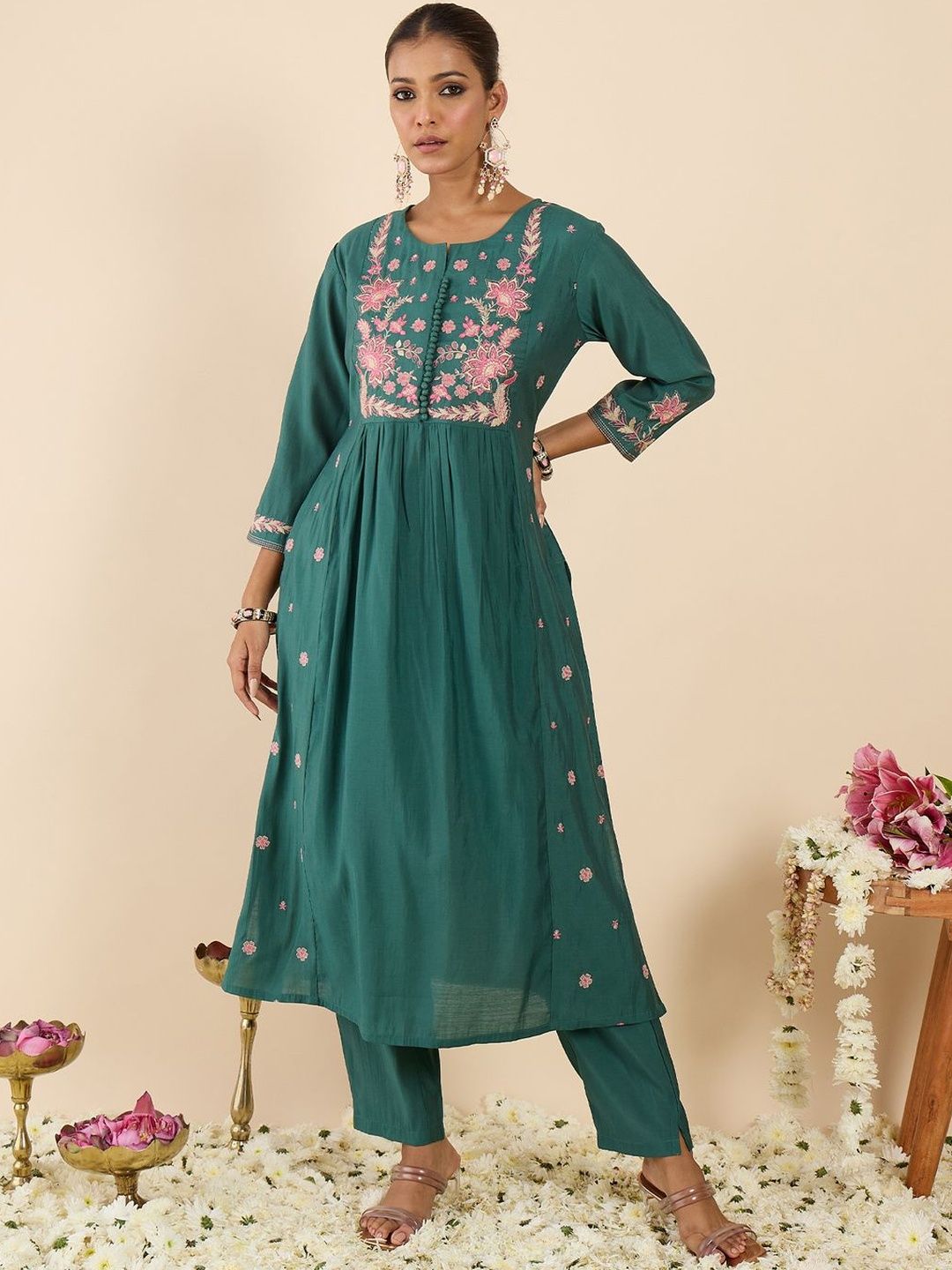Dhiyona IE Women Floral Embroidered Panelled Thread Work Kurta with Trousers