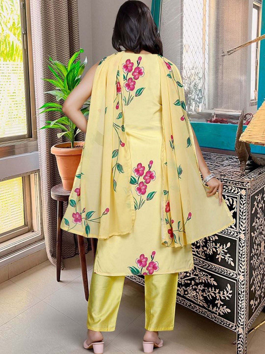 Dhiyona KL Women Floral Printed Regular Kurta with Trousers & With Dupatta