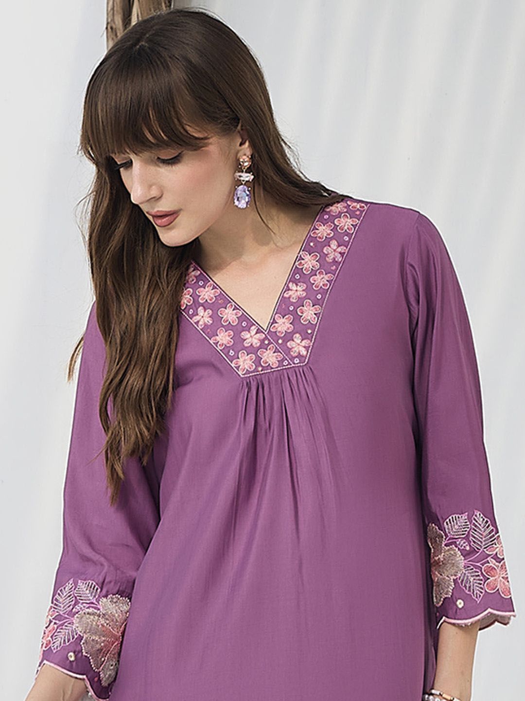 Dhiyona IE Floral Embroidered Thread Work Straight Kurta With Trousers
