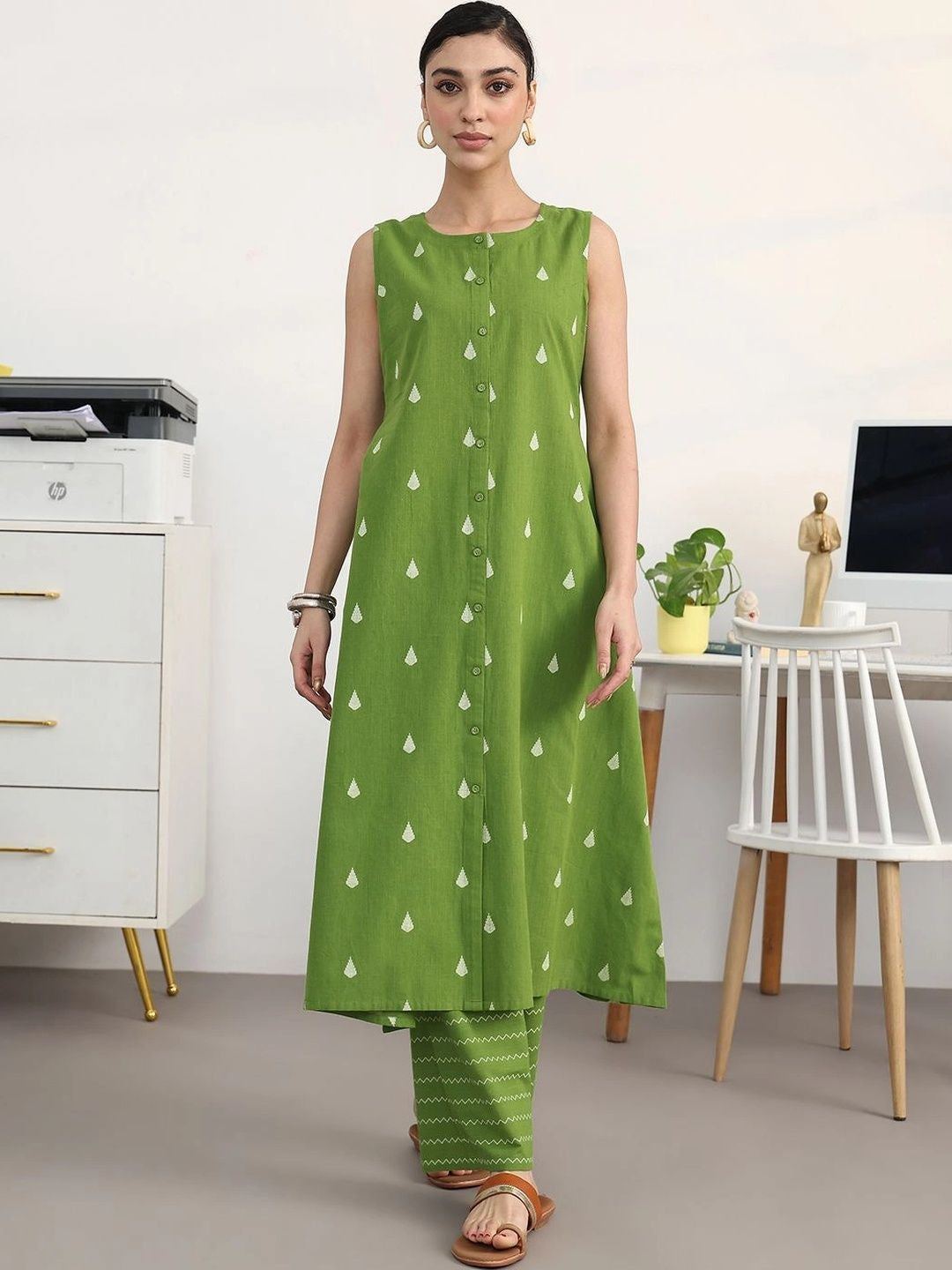 Women Printed Regular Kurta with Trousers