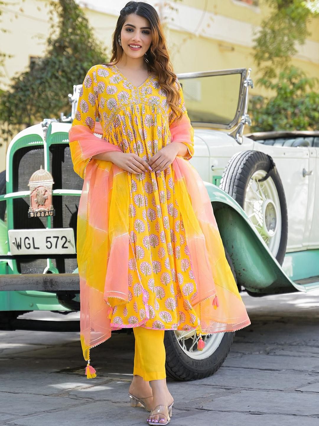 Dhiyona KL Women Yellow Silk Blend Kurta Sets