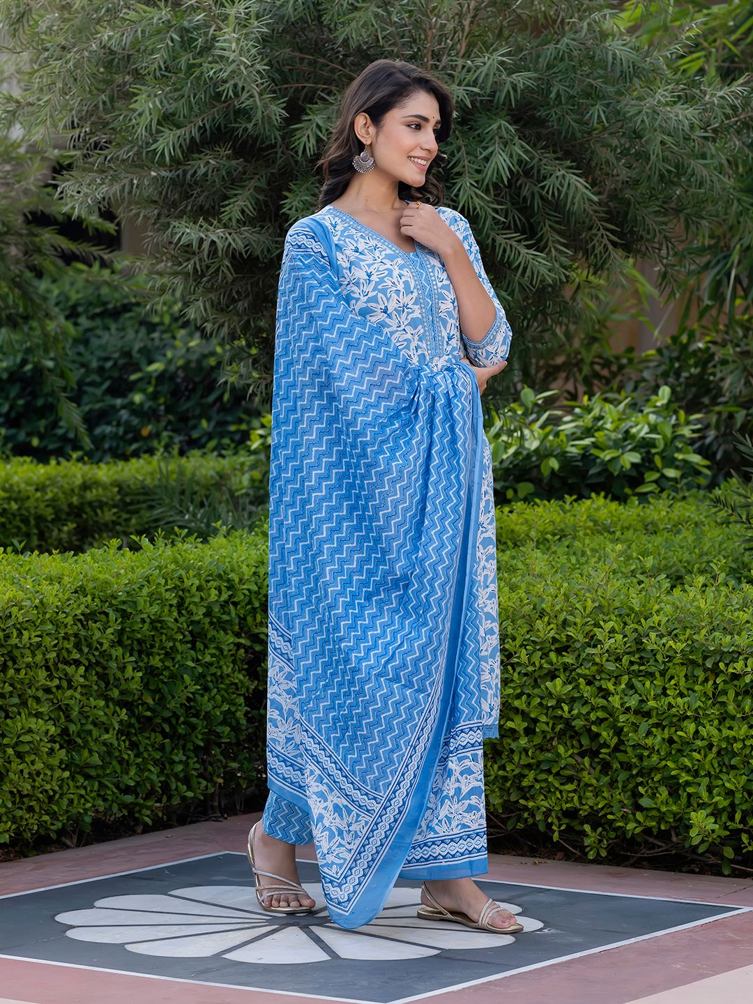 Dhiyona KL Women Floral Printed Regular Pure Cotton Kurta with Trousers & With Dupatta
