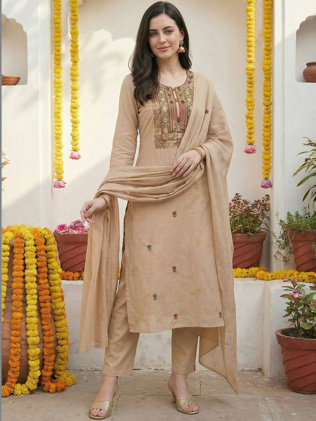 Women Floral Embroidered Regular Thread Work Kurta with Trousers & With Dupatta