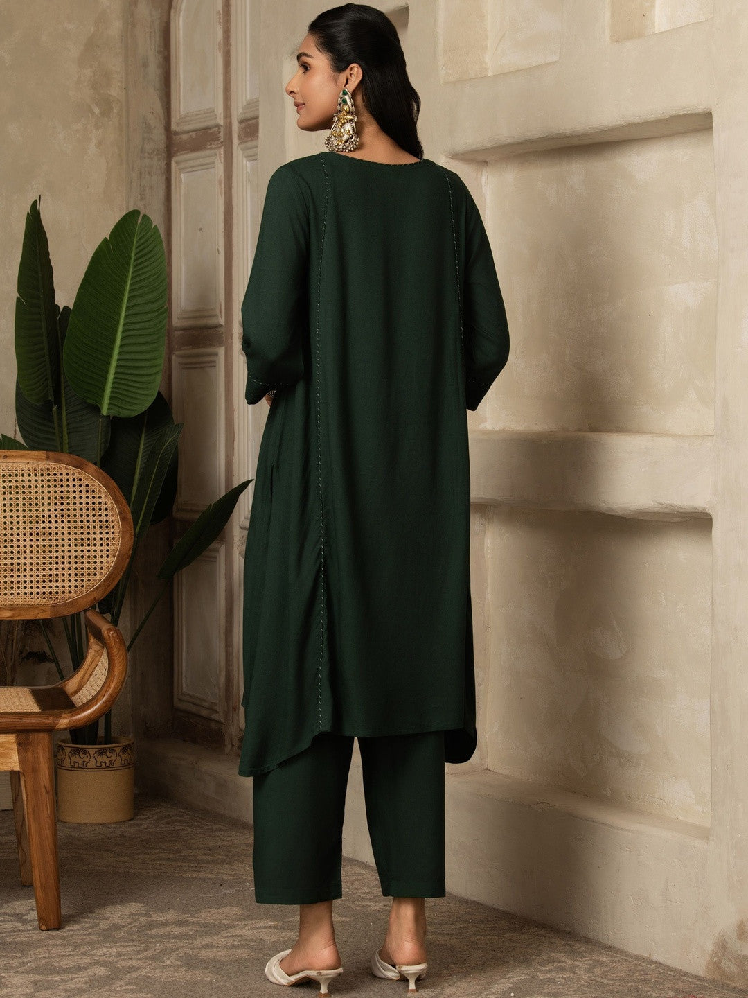Women Green Regular Thread Viscose Rayon Round Neck Work Kurta Sets