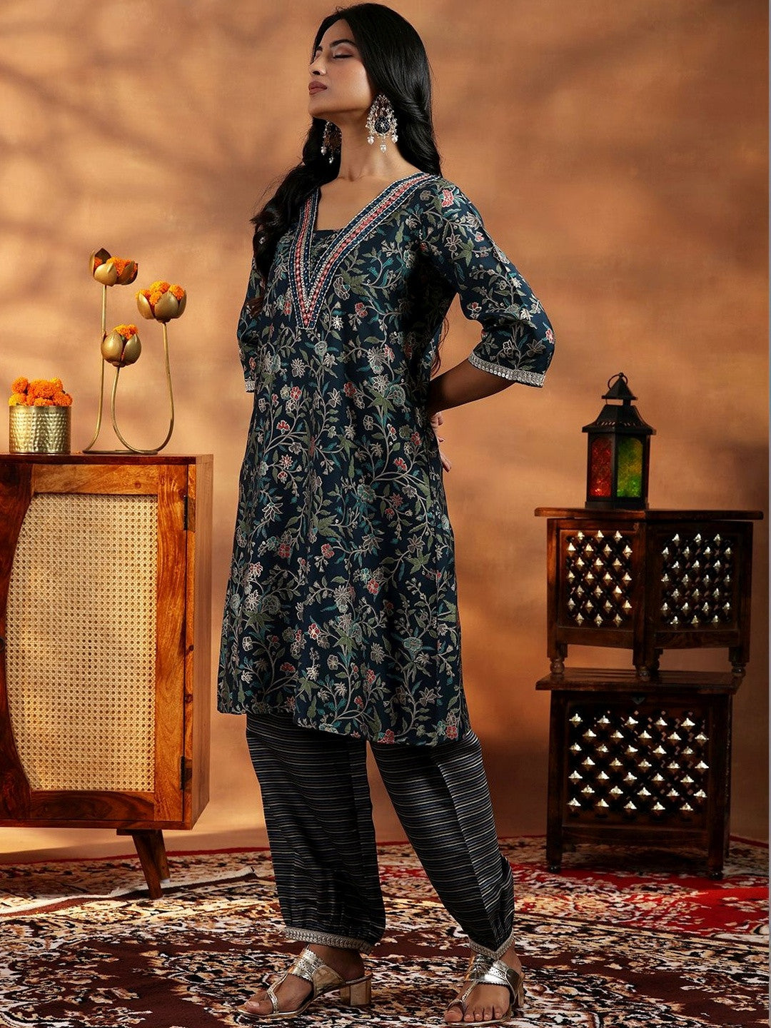 Women Floral Printed Regular Thread Work Kurta with Harem Pants & With Dupatta