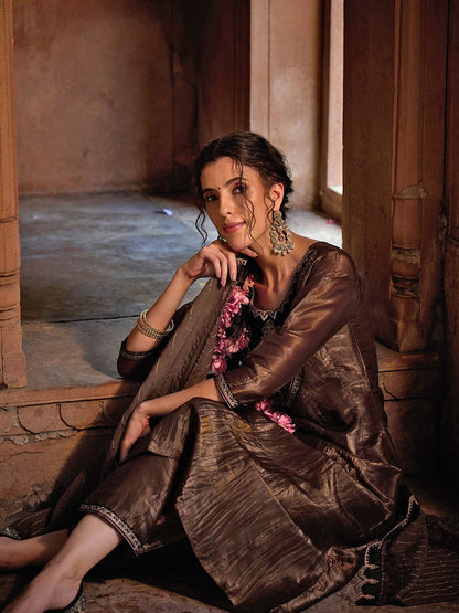 Dhiyona CH Embroidered Kurta Set With Contrast Neck