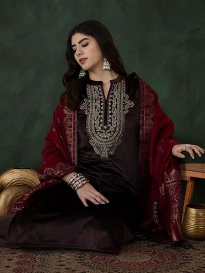Embroidered Round Neck Kurta Trousers & Dupatta