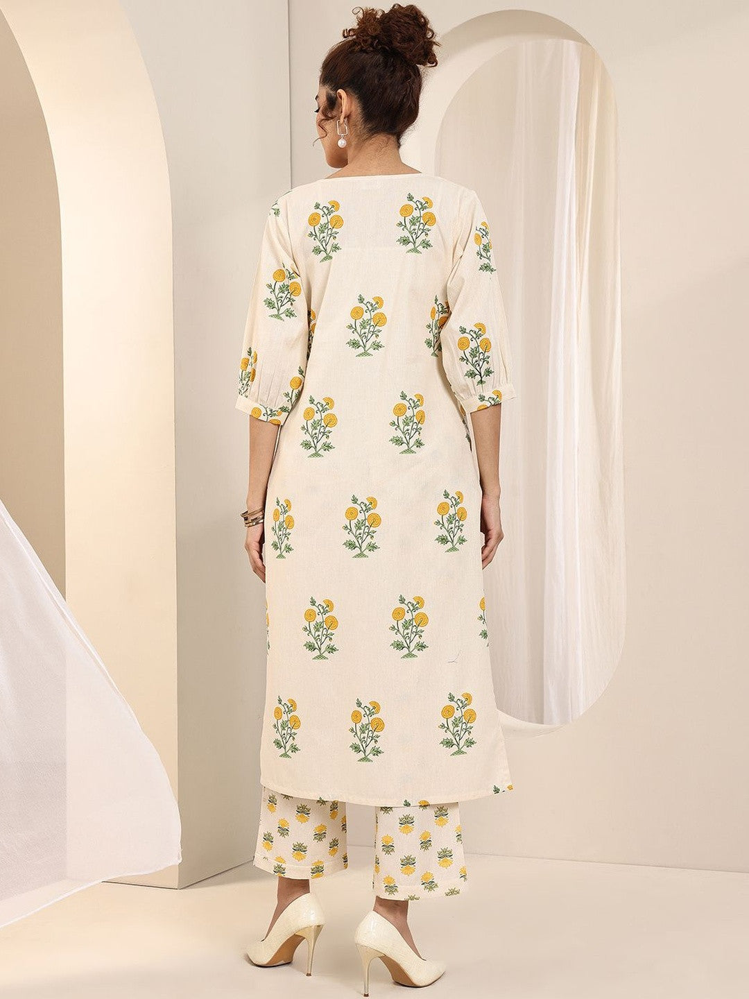Women Floral Printed Regular Kurta with Trousers