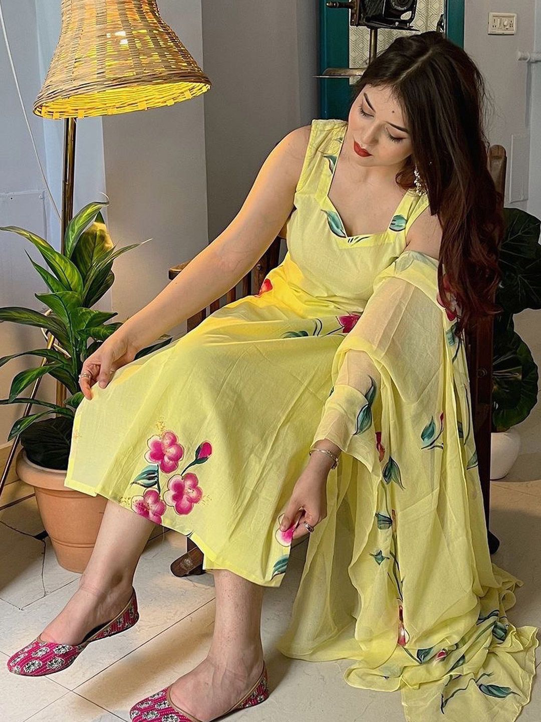 Dhiyona KL Floral Printed Sweetheart Neck Straight Kurta With Trousers And Dupatta
