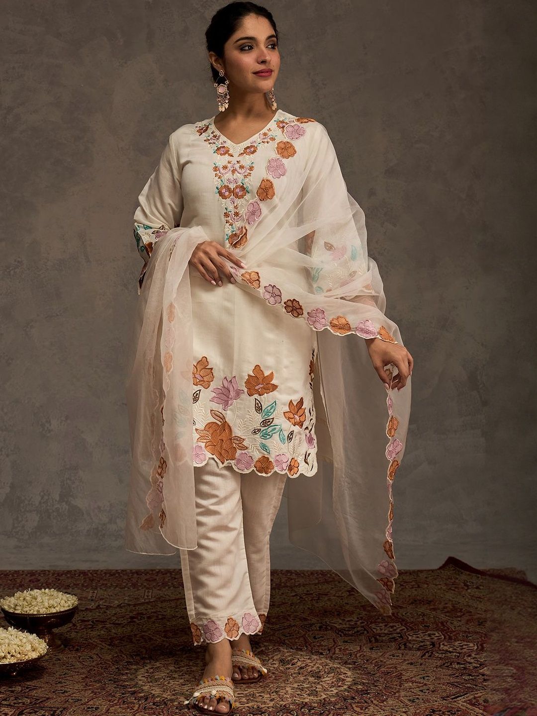 Dhiyona IE Women Floral Embroidered Regular Thread Work Kurta with Trousers & With Dupatta