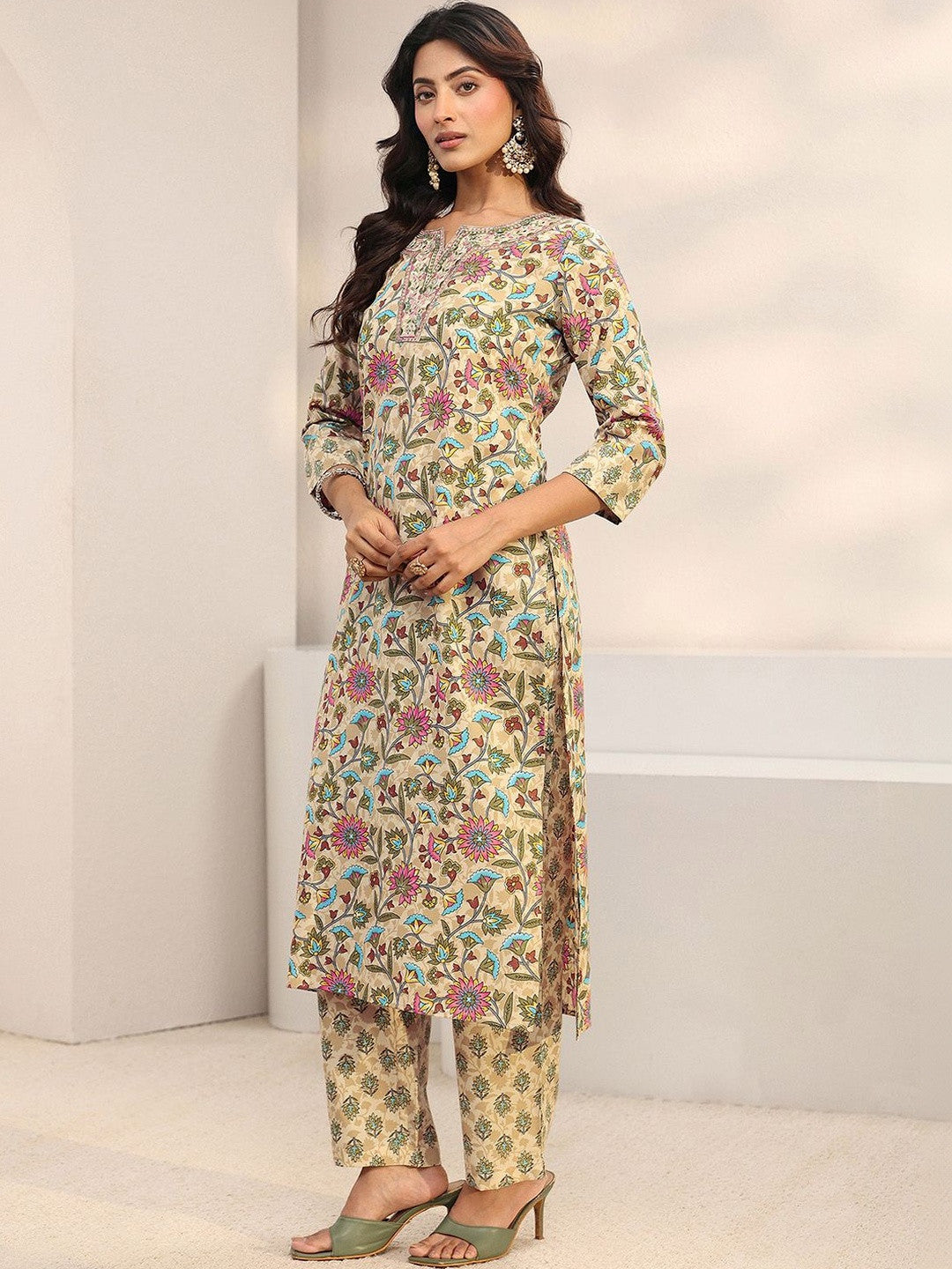 Women Floral Printed Regular Thread Work Kurta with Trousers & With Dupatta