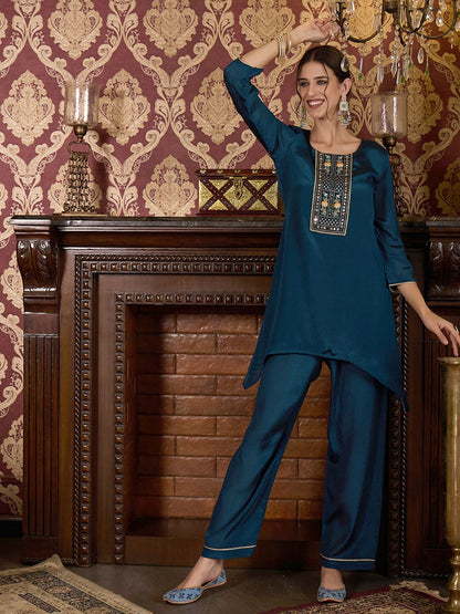 Dhiyona CH Women Floral Embroidered Kurta with Trousers