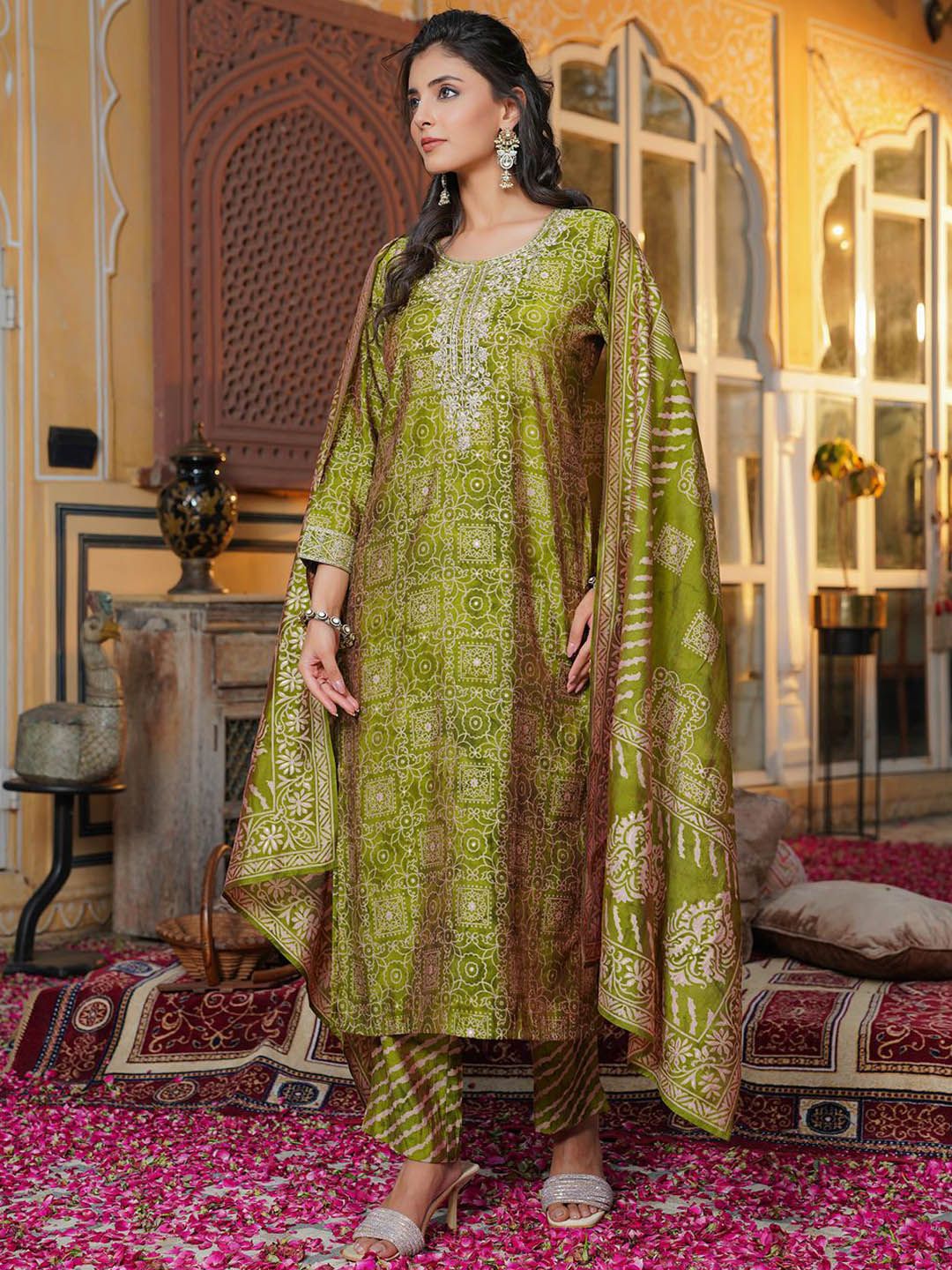 Dhiyona KL Women Ethnic Motifs Embroidered Regular Thread Work Kurta Set With Dupatta