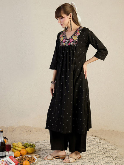 Women Embroidered Thread Work Pure Cotton Kurta with Trousers