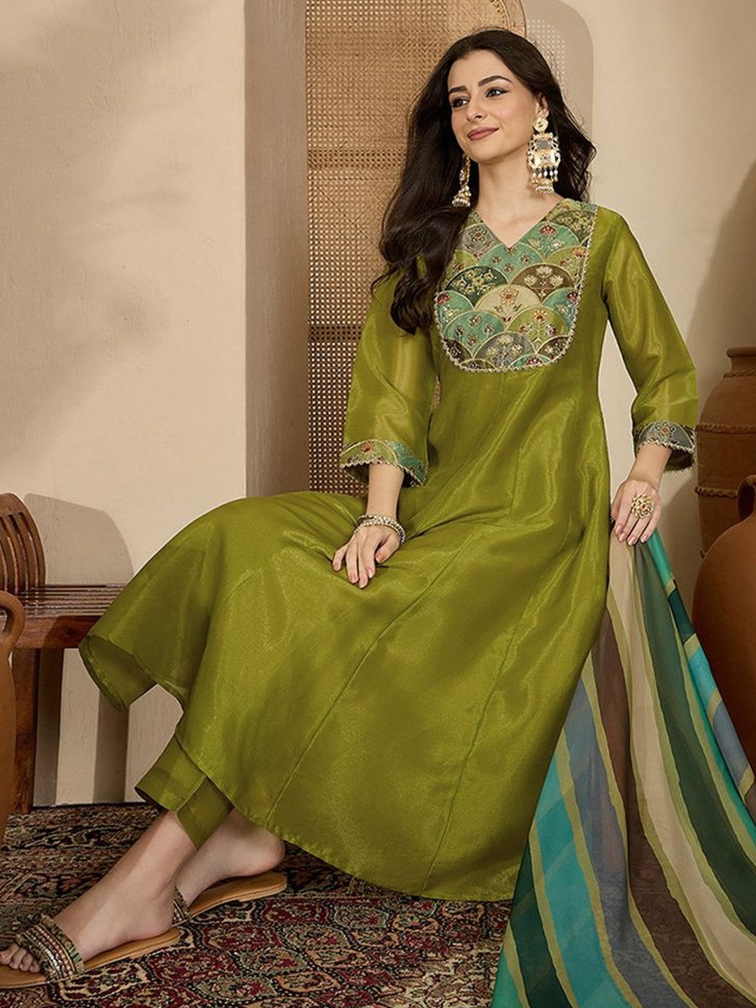 Women Printed Silk Blend Kurta Sets