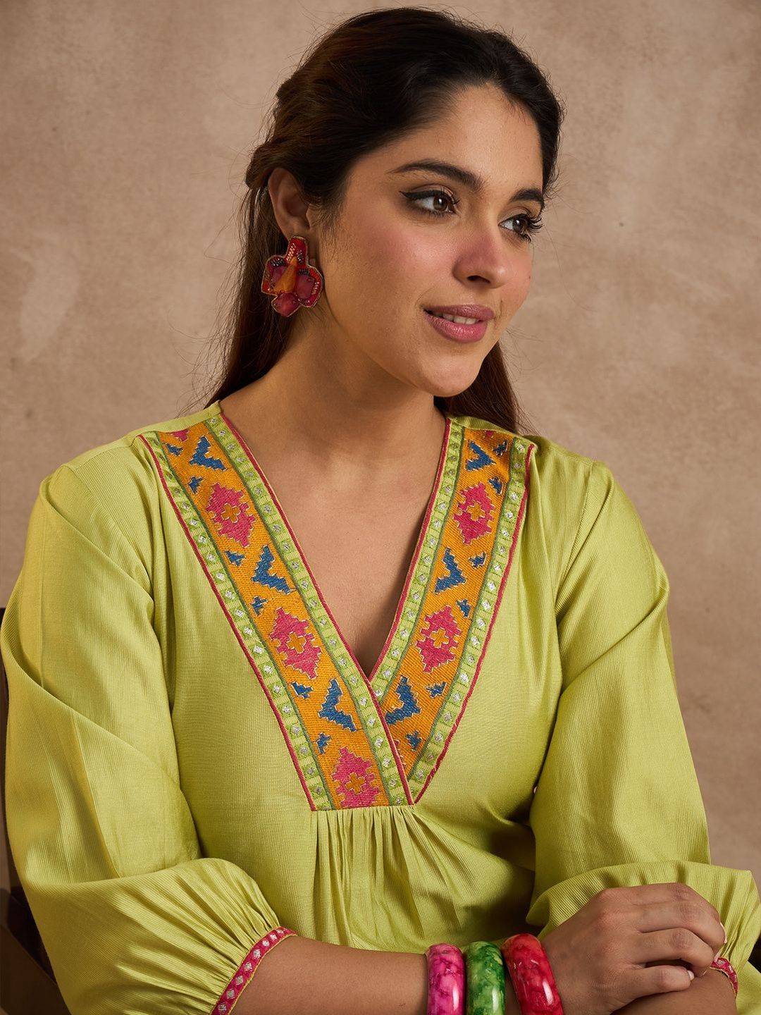 Dhiyona IE Women Ethnic Motifs Embroidered Thread Work Liva Kurta with Trousers