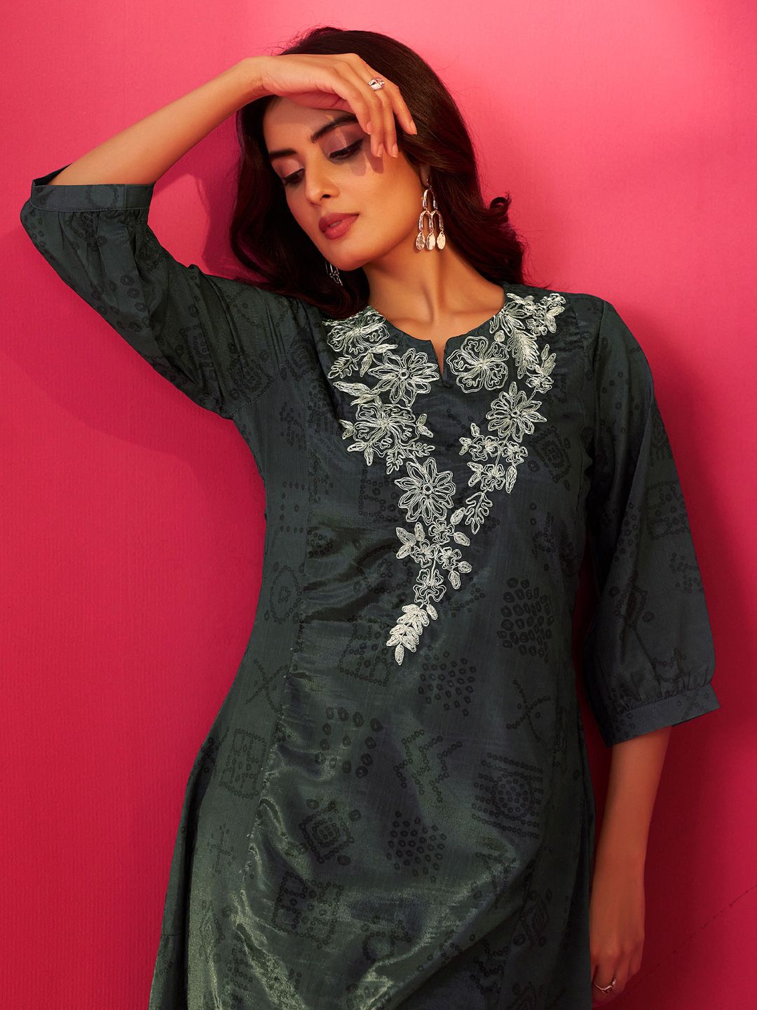 Dhiyona IE Floral Embroidered Thread Work Chinon Kurta With Trousers