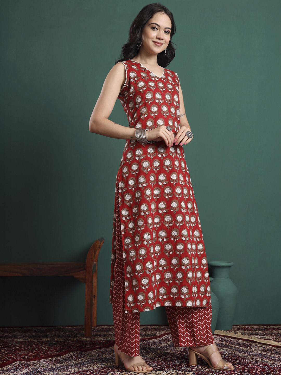 Dhiyona KL Floral Printed V-Neck Pure Cotton Kurta With Trousers & Dupatta