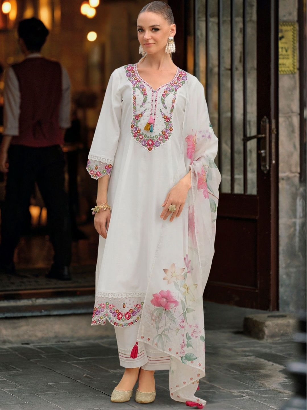 Dhiyona IE Women Floral Embroidered Regular Thread Work Kurta with Trousers & With Dupatta