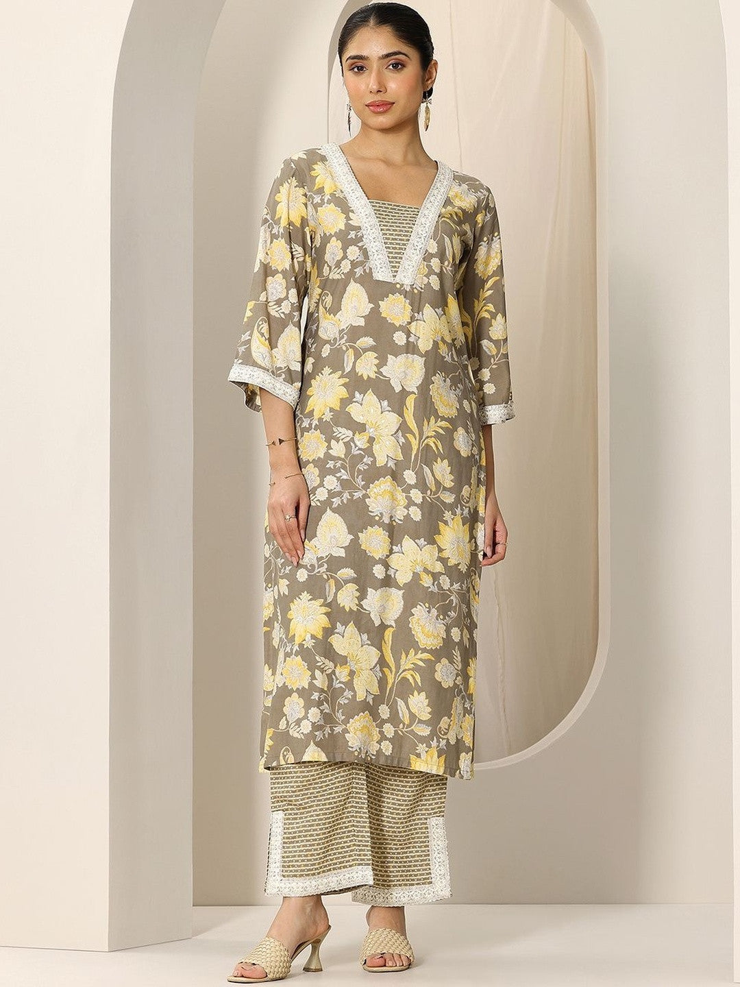 Women Floral Printed Regular Thread Work Kurta with Trousers