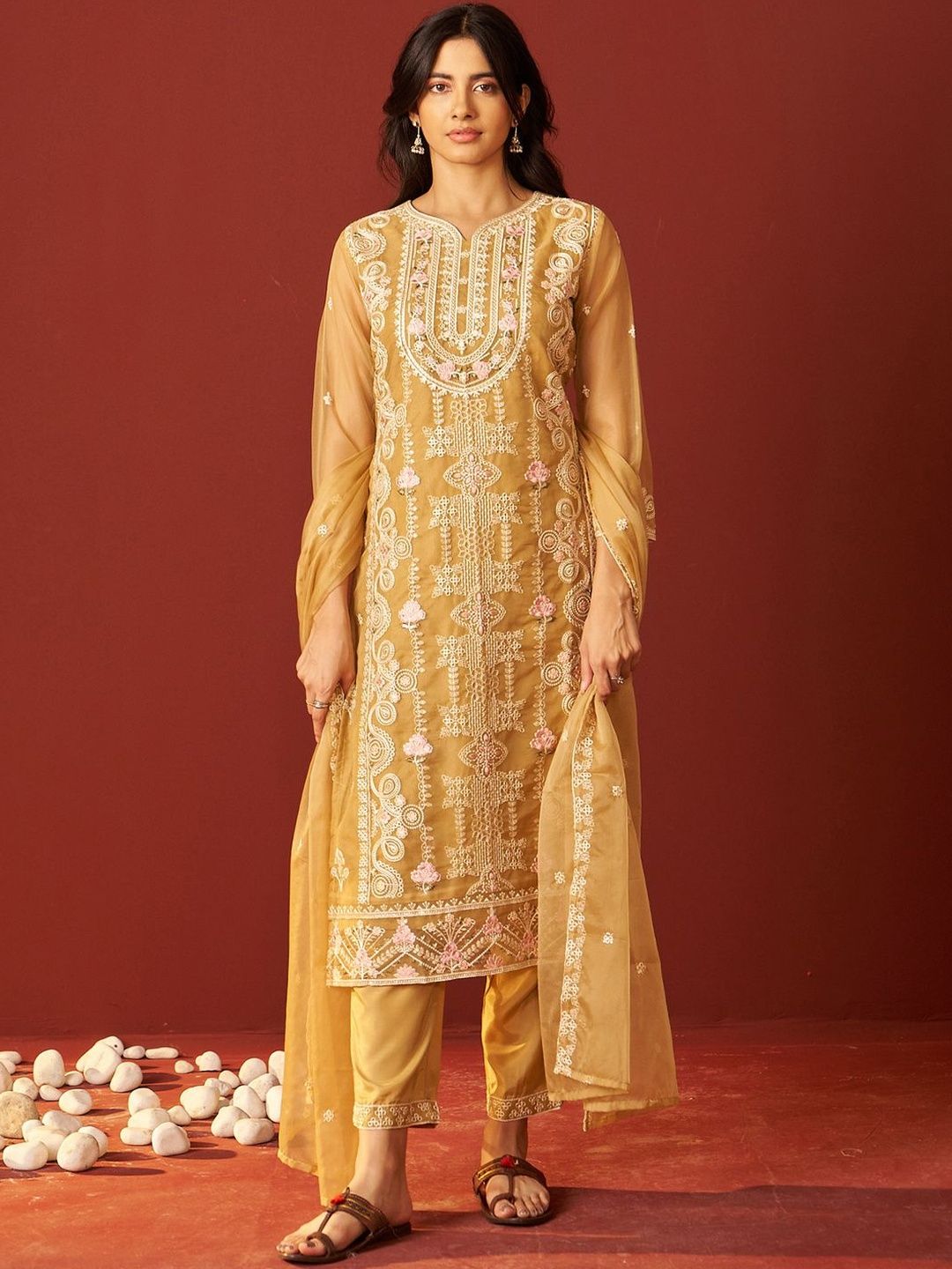 Dhiyona IE Floral Embroidered Straight V-Neck Thread Work Kurta & Trousers Dupatta