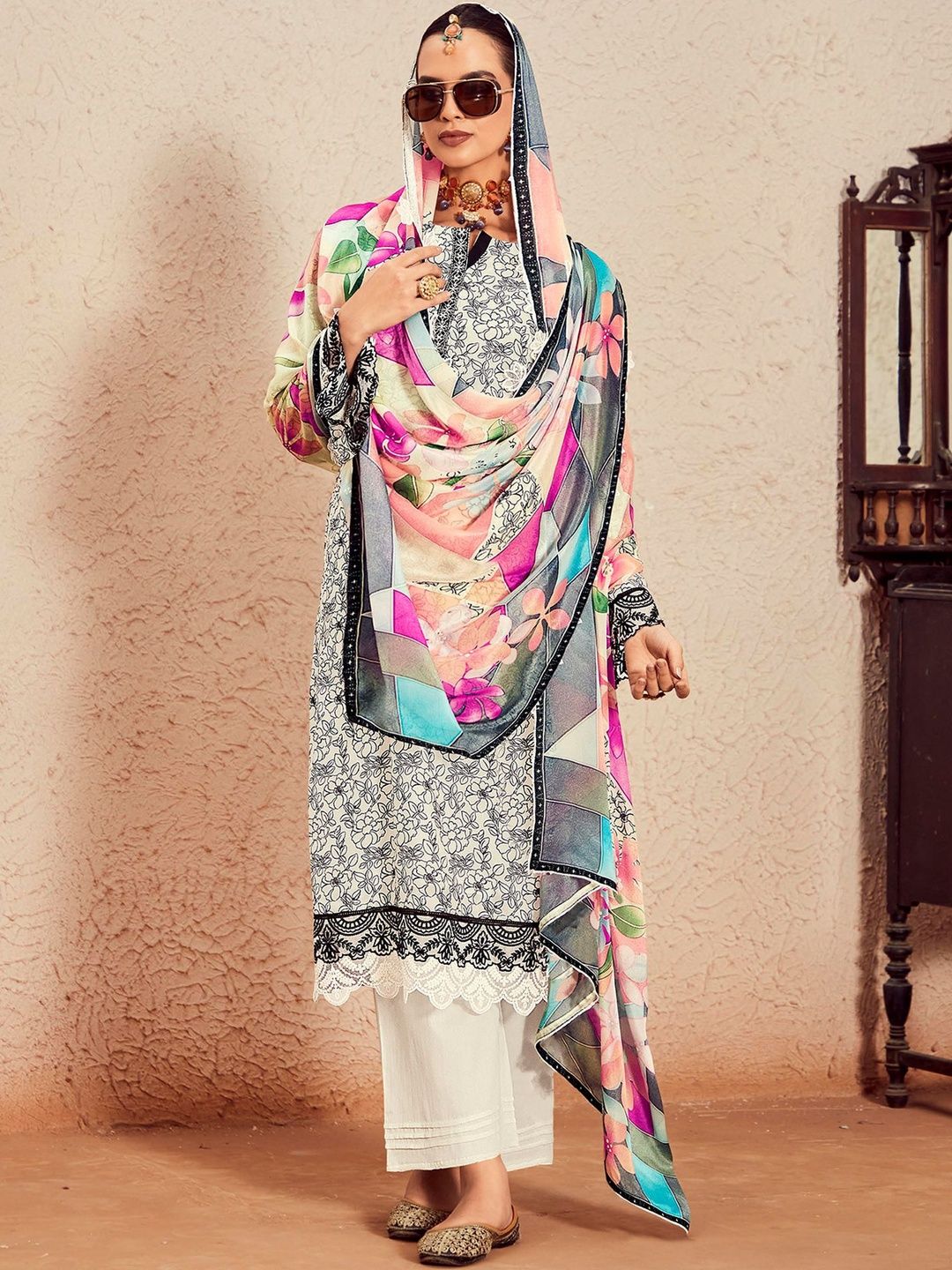 Women Floral Printed Regular Kurta with Trousers & With Dupatta