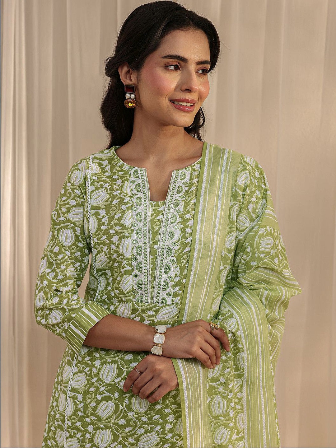 Women Floral Printed Regular Kurta with Trousers & With Dupatta