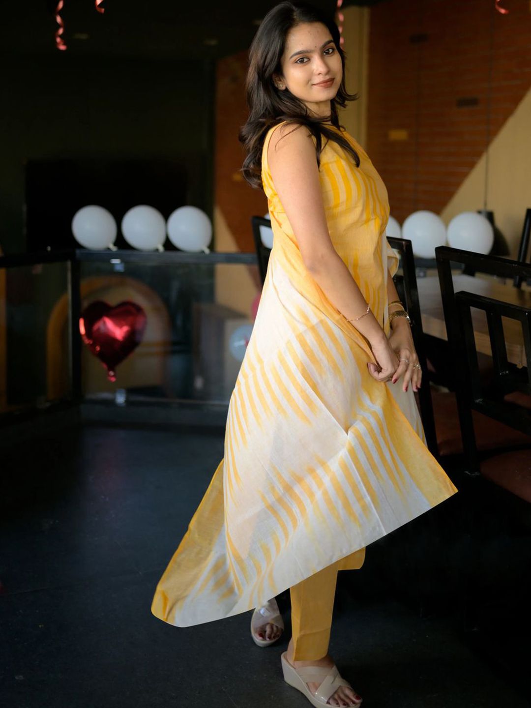 Dhiyona KL Women Striped Straight Kurta with Trousers & Dupatta