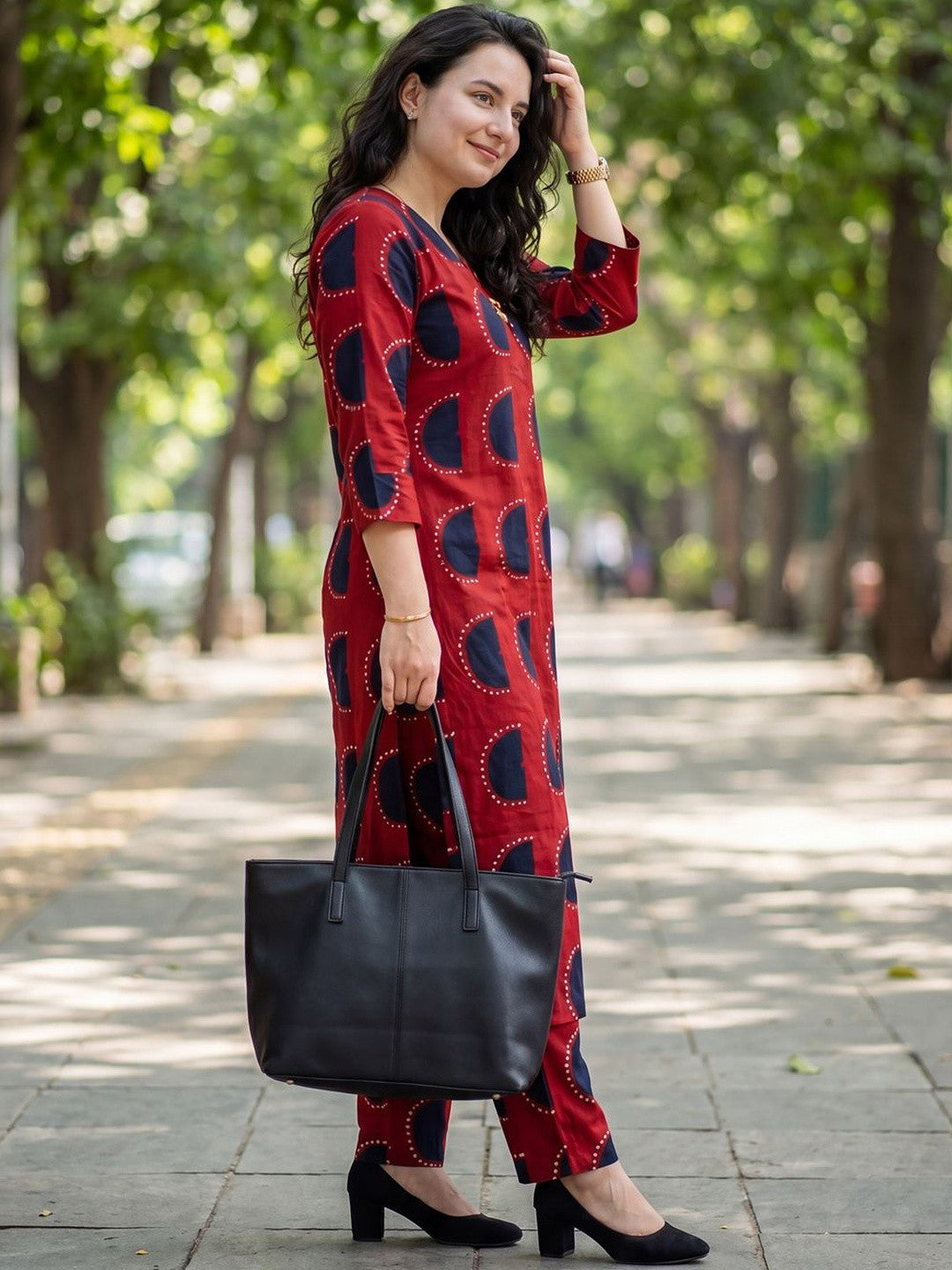 Women Printed Regular Kurta with Trousers