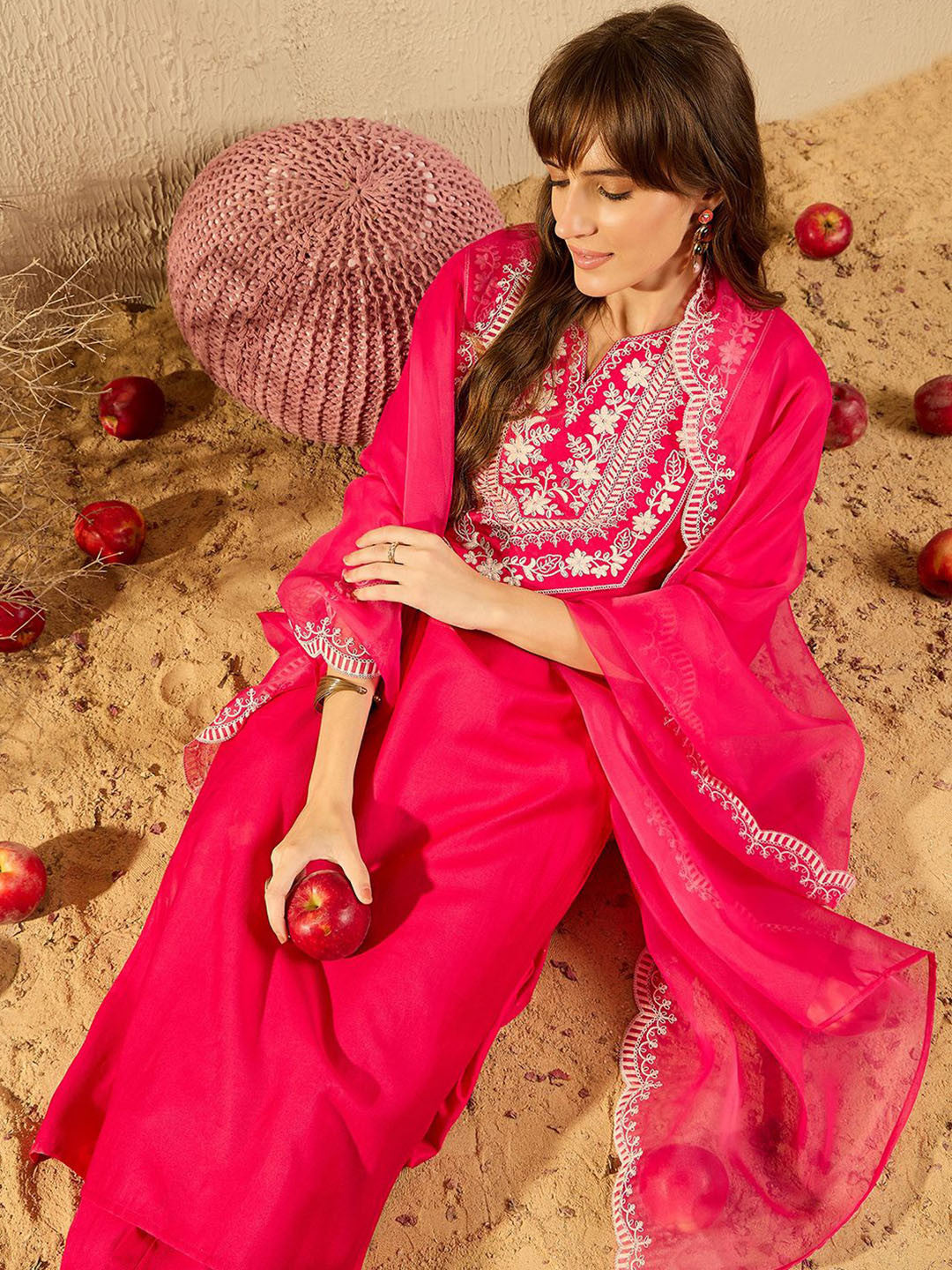 Women Floral Embroidered Regular Thread Work Liva Kurta with Trousers & With Dupatta