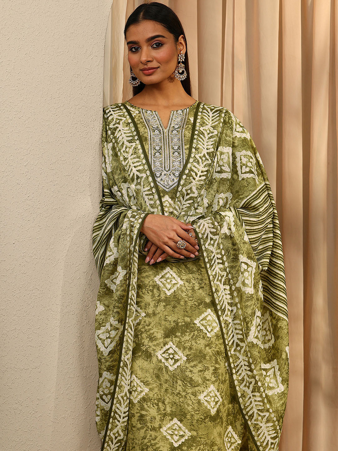 Women Printed Regular Thread Work Kurta with Trousers & With Dupatta