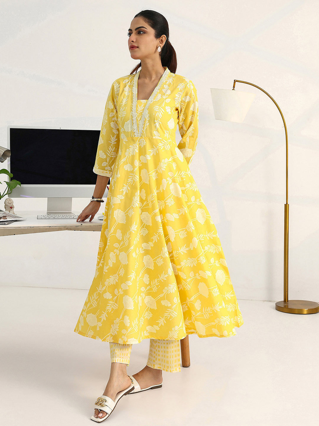Women Floral Printed Regular Cotton Blend Kurta with Trousers & With Dupatta