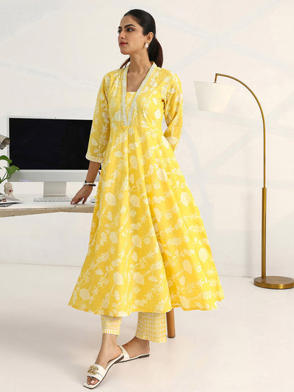 Women Floral Printed Regular Cotton Blend Kurta with Trousers & With Dupatta