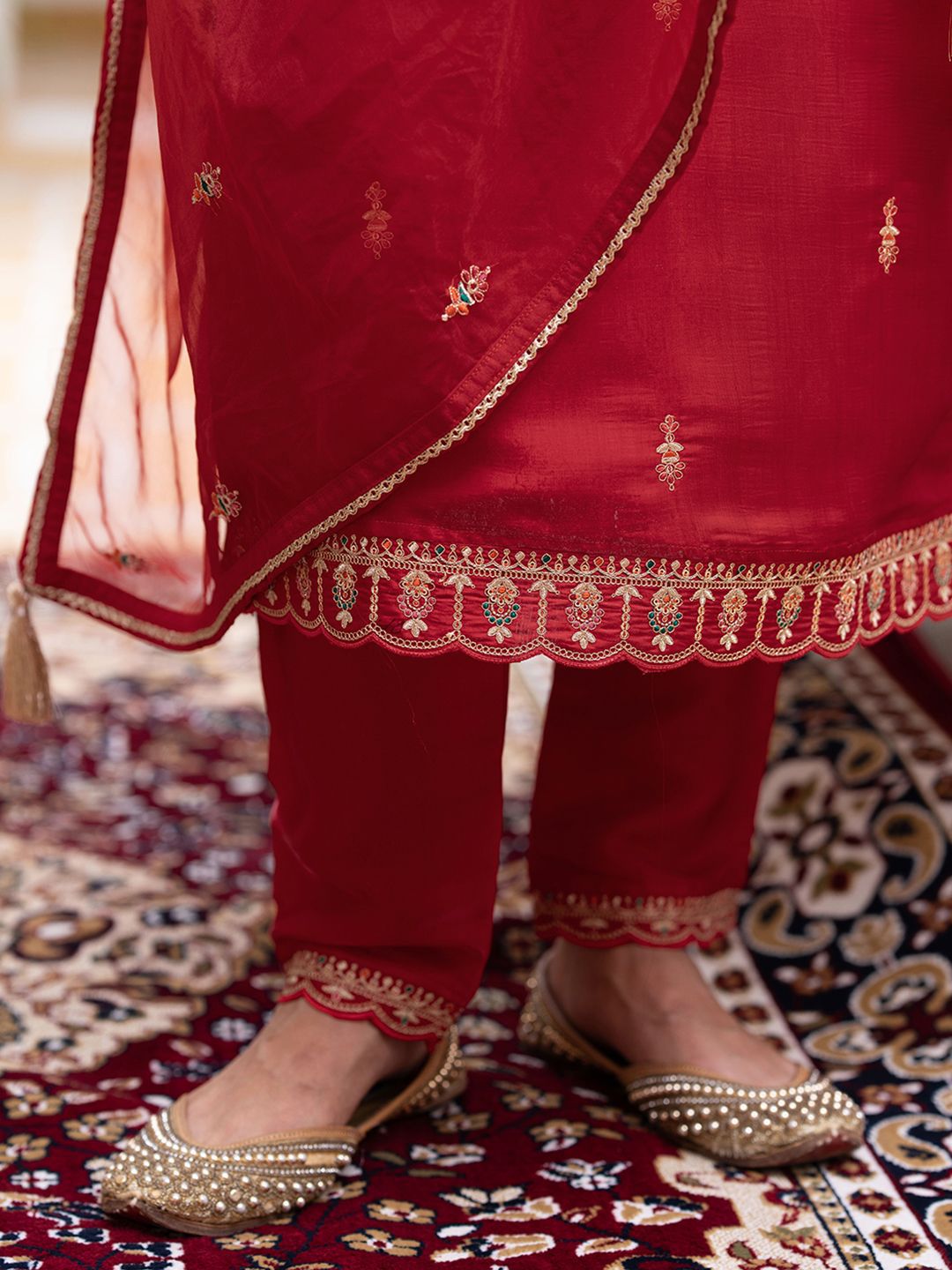 Dhiyona CH Ethnic Motifs Embroidered Thread Work Kurta with Trousers & With Dupatta