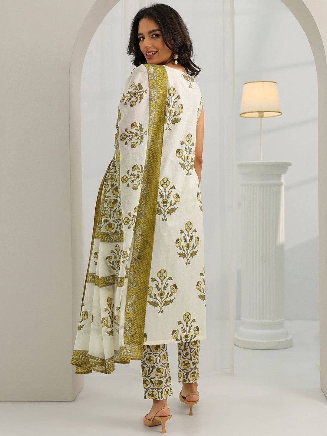 Women Floral Printed Kurta with Trousers & Dupatta