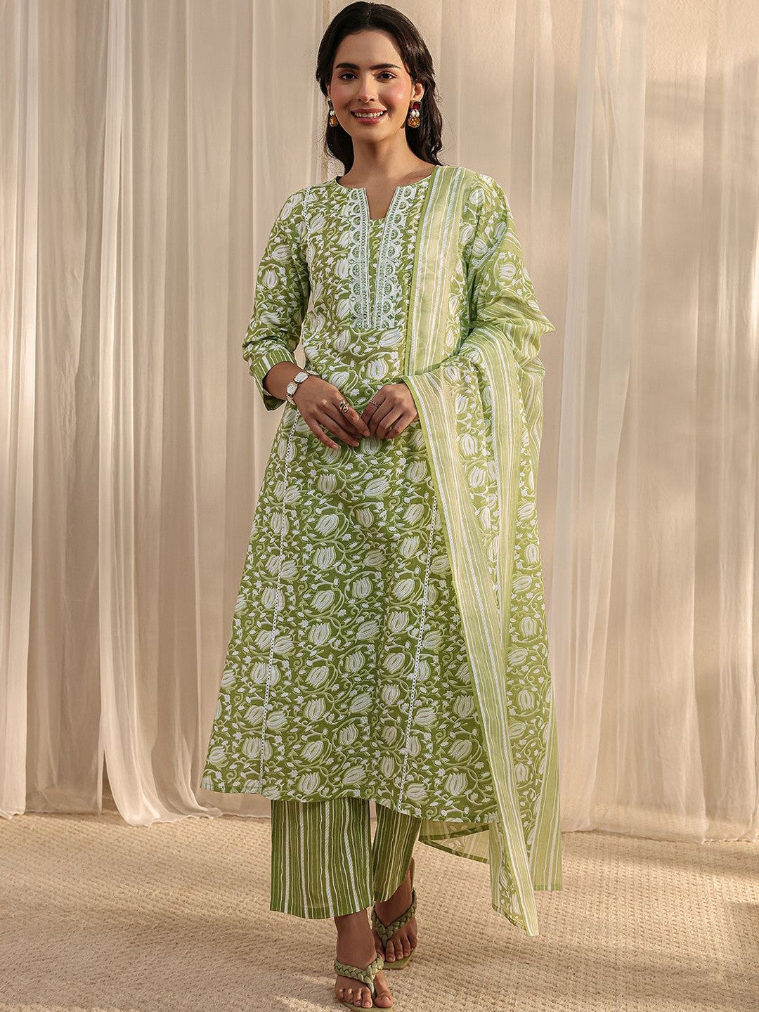 Women Floral Printed Regular Kurta with Trousers & With Dupatta