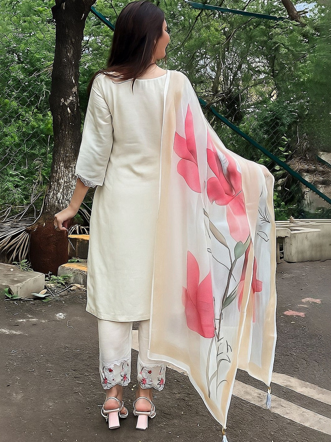 Women Floral Embroidered Regular Thread Work Kurta with Trousers & With Dupatta