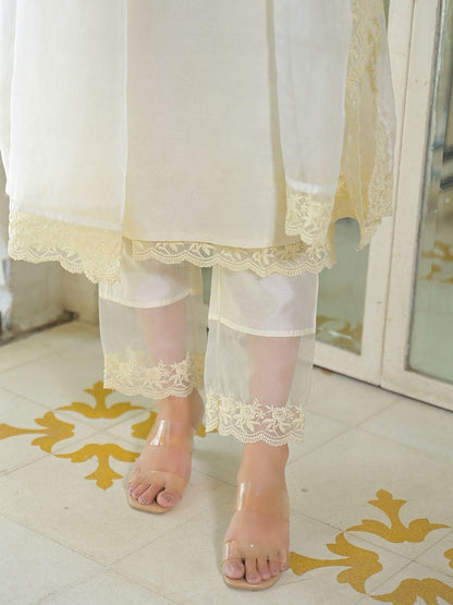 Dhiyona KL Women Cream Chanderi Silk Kurta With Trousers & Dupatta