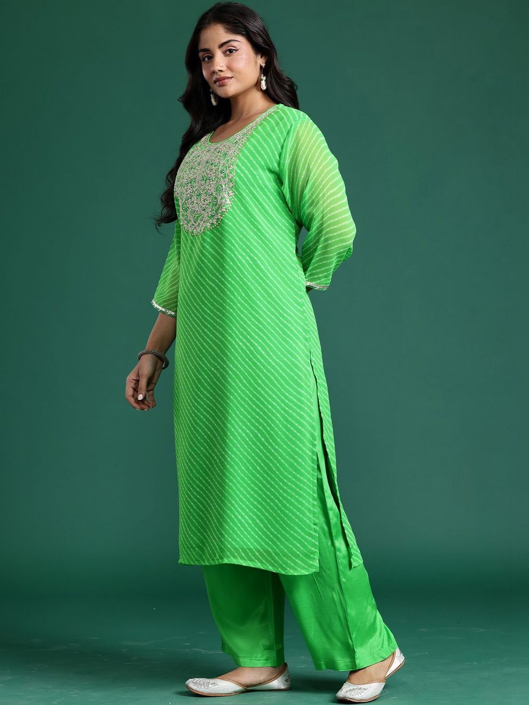 Dhiyona Women's Leheriya Printed Regular Thread Work Kurta with Trousers & With Dupatta