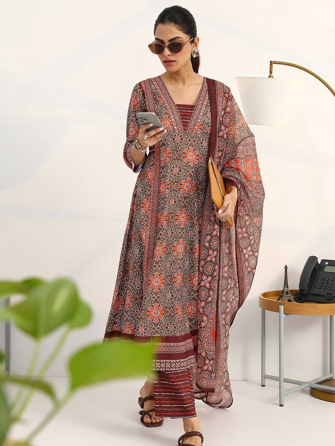 Women Ethnic Motifs Printed Regular Kurta with Trousers & With Dupatta