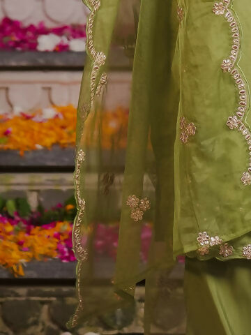 Women's Green embroidered Kurta with Trousers with dupatta