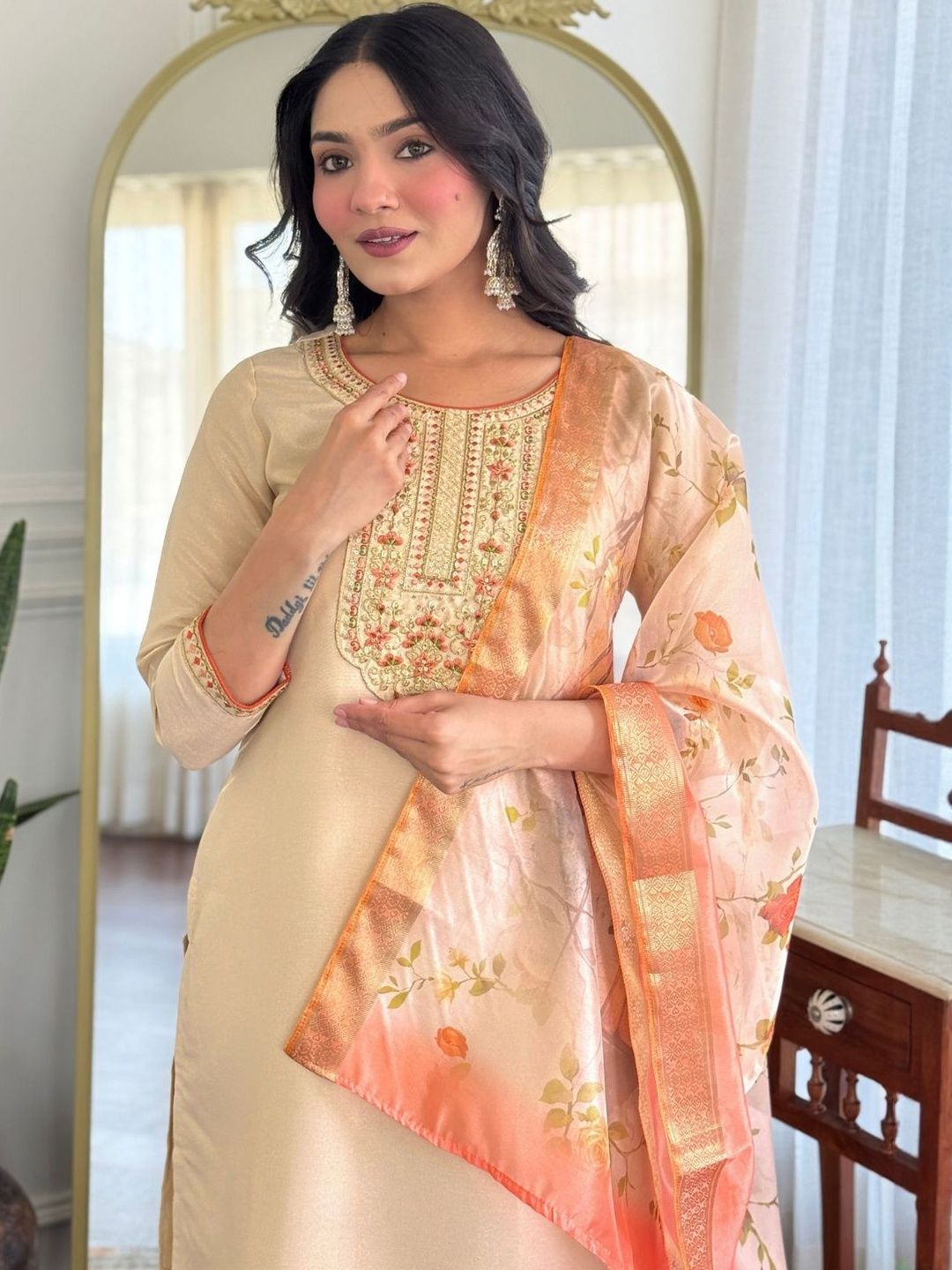 Dhiyona KL Women Floral Embroidered Regular Thread Work Kurta with Trousers & With Dupatta