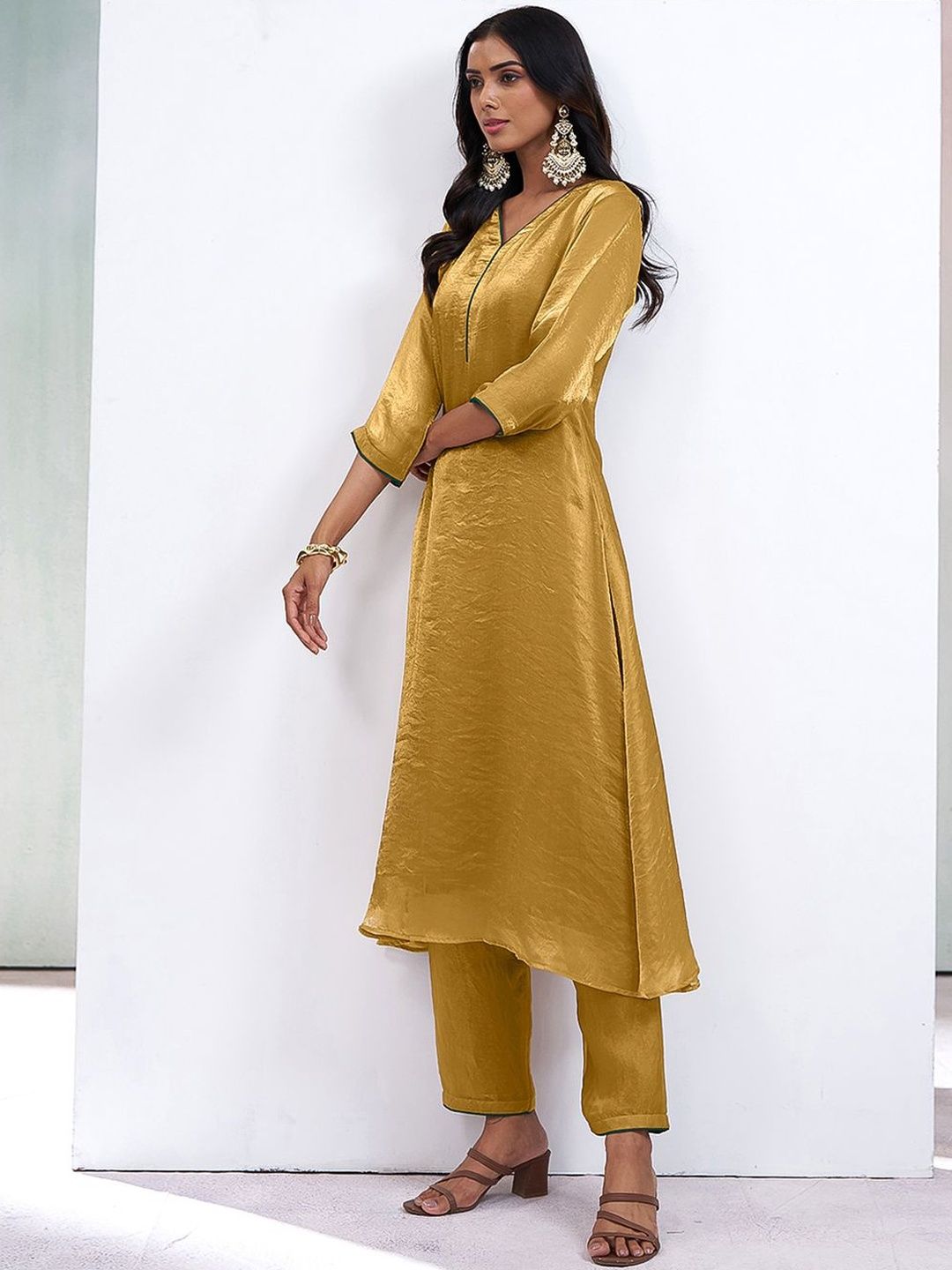 Dhiyona CH V-Neck A-Line Kurta With Trouser