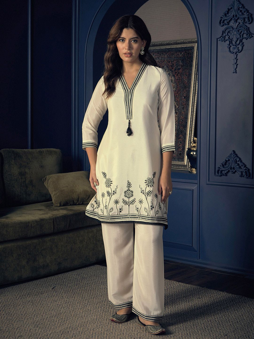 Dhiyona CH Women Floral Embroidered Regular Kurta with Trousers